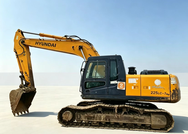Used Hyundai 225LC-7 excavator - 22.5 ton with 1.05m3 bucket capacity